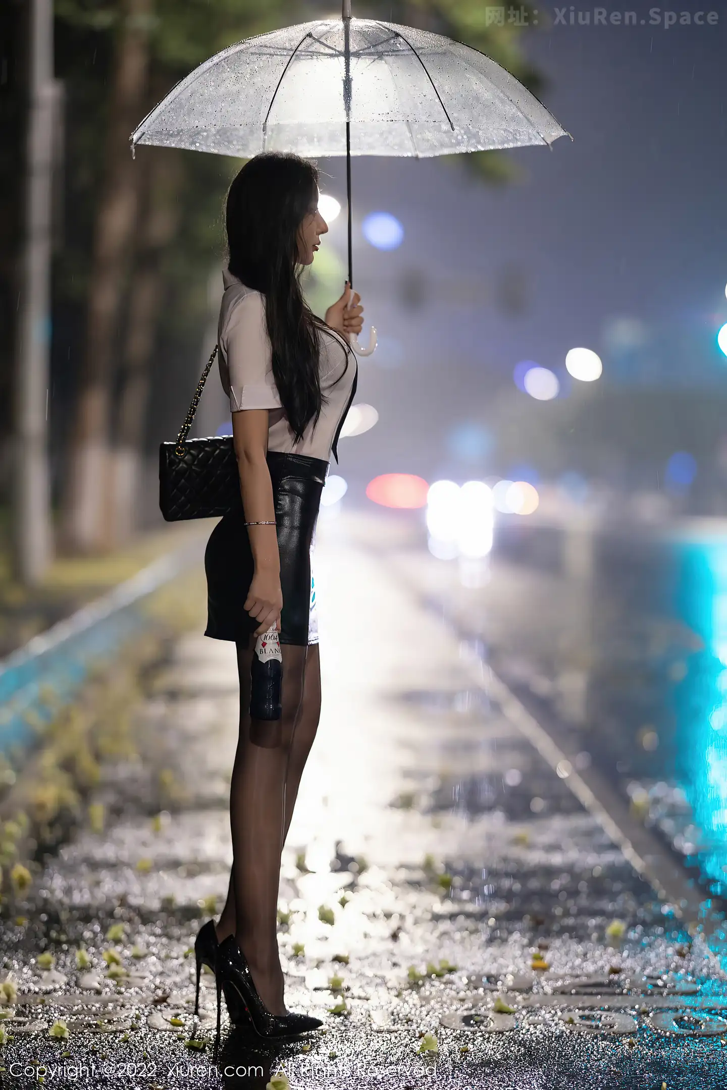 图片[2]-[XiuRen秀人网]VOL.4879 女神王馨瑶yanni性感白T配黑皮短裙露蕾丝内衣开档黑丝诱惑写真77P-秀人网官方网站